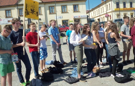 Czytelniczy flash mob z uczniami naszej szkoły 4