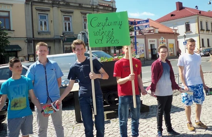 Czytelniczy flash mob z uczniami naszej szkoły 6