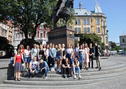Grupowe zdjęcie przy jednym z Lwowskich pomników