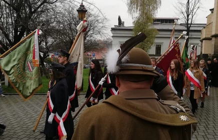Na zdjęciu uczniowie niosący sztandary 