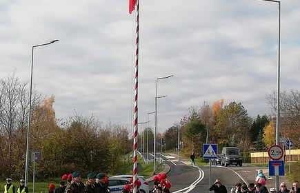 Zdjęcie prezentuję wciąganie polskiej flagi na maszt