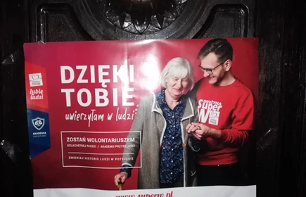 Zdjęcie plakatu znajdującego się na drzwiach 