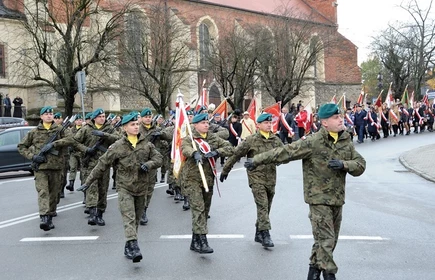 Żołnierze maszerujący ulicami Bochni 