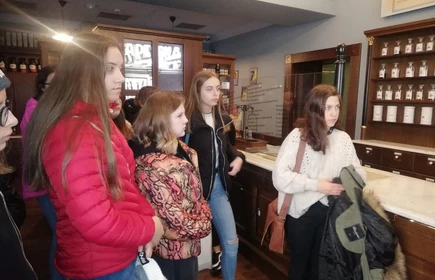 Grupa osób w muzeum