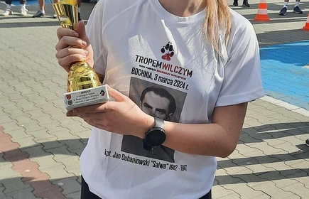 uczennica trzymająca puchar