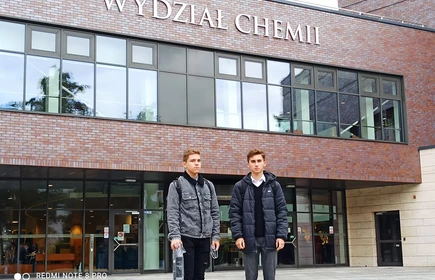 dwóch młodych chemików przed budynkiem.jpg