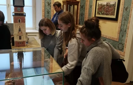 Grupa uczniów w muzeum przy makiecie kościoła