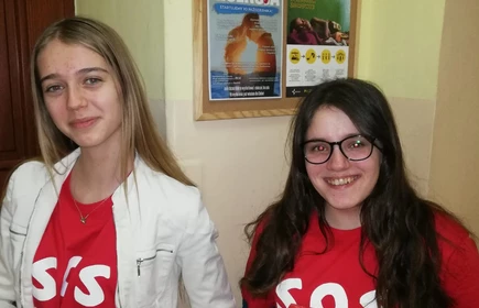 Na zdjęciu dwie uczennice z balonami  - SOS dla Afryki 