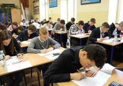 Uczniowie podczas pisania konkursu 