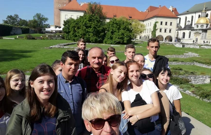 Grupowe zdjęcie uczniów wraz z nauczycielami podczas wycieczki