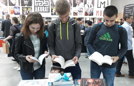Na zdjęciu uczniowie trzymający książki