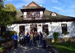 Grupowe zdjęcie uczestników przed muzeum