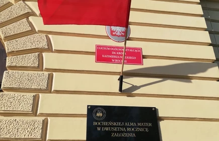 Na zdjęciu flaga polski powiewająca przy wejściu do liceum 