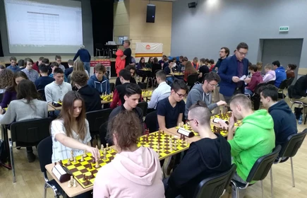 Zdjęcie ukazuję uczniów podczas zmagań szachowych 