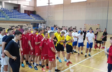 Zdjęcie prezentuję drużyny biorące udział w zawodach 