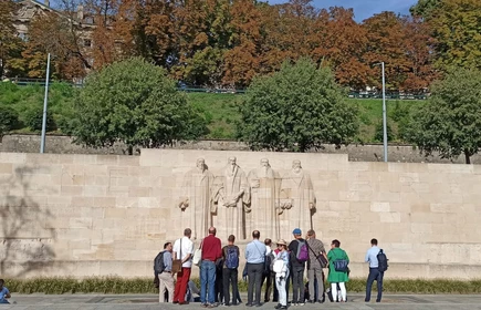 młodzież stojąca przy budynku