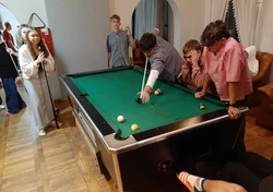 dzieci grają w billard