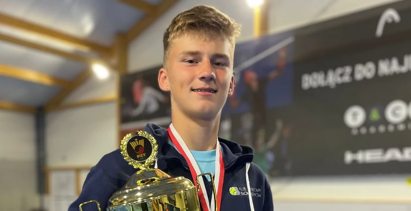 Antoni pozuje z pucharem