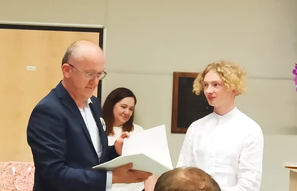 Uczen odbiera dyplom