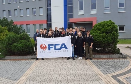Uczniowie przed firmą FCA