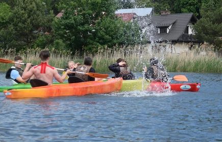uczniowie w kajakach