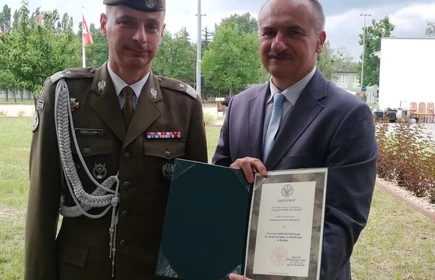 Żołnierz oraz mężczyzna trzymający certyfikat 