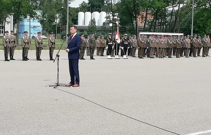 Przemawiający minister obrony narodowej 