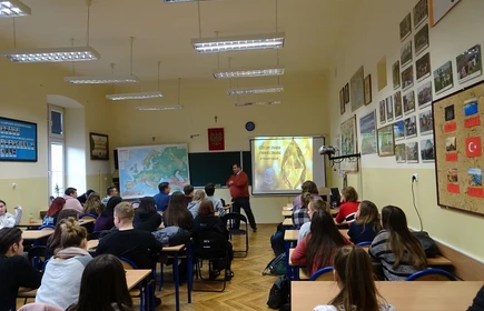 Na zdjęciu prowadzący oraz słuchacze spotkania 