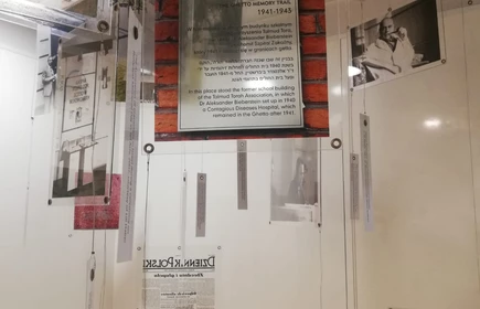 Instalacja wiszących zdjęć i innych materiałów