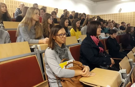 Na zdjęciu uczniowie zasiadający na sali wykładowej 