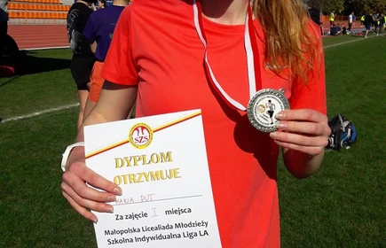 Na zdjęciu uczennica trzymająca medal oraz dyplom 