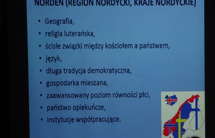 Na zdjęciu ekran projektora prezentująca zagadnienia powiązanie z tematem spotkania 