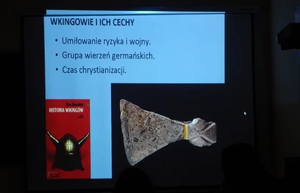 Na zdjęciu ekran projektora prezentująca zagadnienia powiązanie z tematem spotkania 