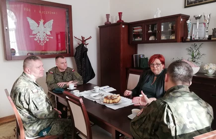 Żołnierze siedzący przy stole 