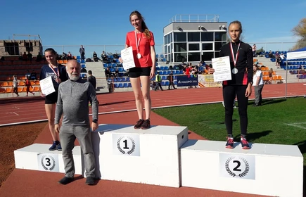 Na zdjęciu uczennice na podium 