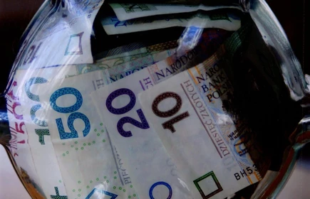 Słoik z banknotami 
