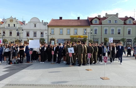 uczniowie ustawieni do ślubowania na bocheńskim rynku