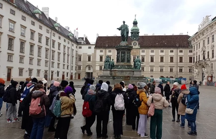 uczniwie spacerują podczas wycieczki