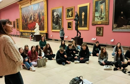 dzieci w galerii obraz&oacute;w