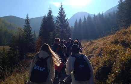 Dzieci na tle górskiego krajobrazu