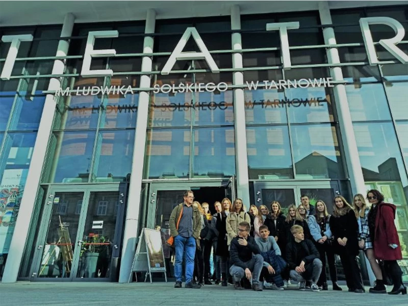 Klasa 3sp przed teatrem