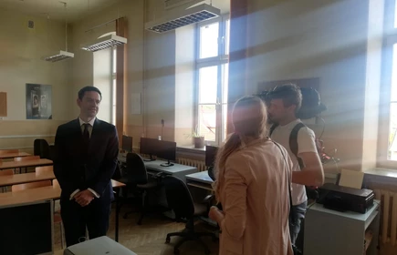 Na zdjęciu dziennikarka z kamerzystą oraz osoba odpowiadająca na pytania