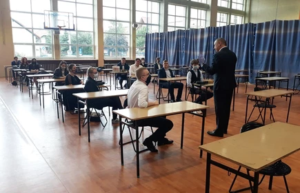 Na zdjęciu sala gimnastyczna  z uczniami