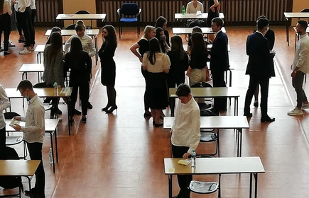 Grupowe zdjęcie osób piszących maturę