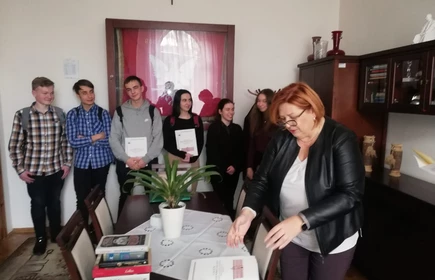 Grupowe zdjęcie uczestników projektu podczas wręczenia dyplomu