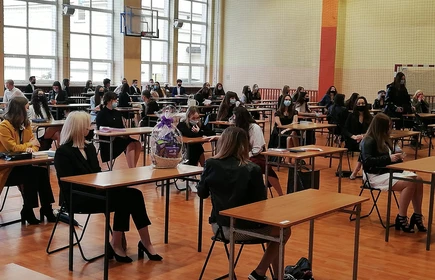 Na zdjęciu sala pełna uczniów na zakończeniu roku