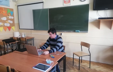 Zdjęcie ukazuję ucznia przed laptopem w trakcie zajęć 