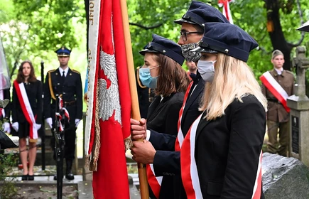 Uczniowie trzymający sztandar 