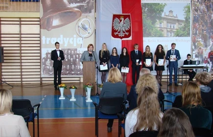 Dwudziestu Dyrektor&oacute;w i ślubowanie klas pierwszych 8