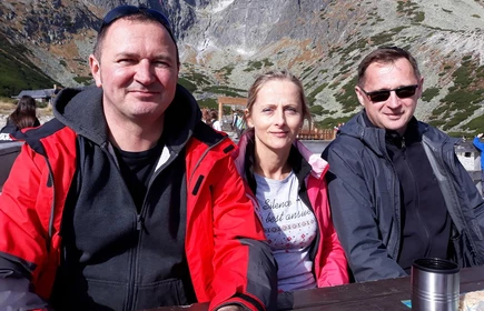 Grupowe zdjęcie na tle gór 